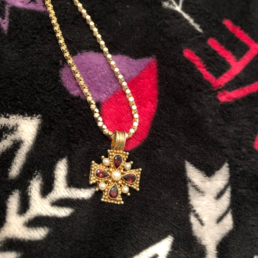 Vintage Garnet and Pearl gold plated silver cross. Stamped 925 silver. Stunning - Picture 3 of 5